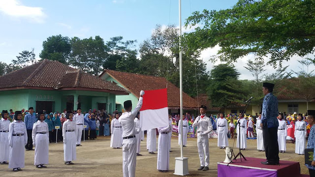 Pasukan Pengibar Bendera Merah Putih oleh MA Nurul Huda