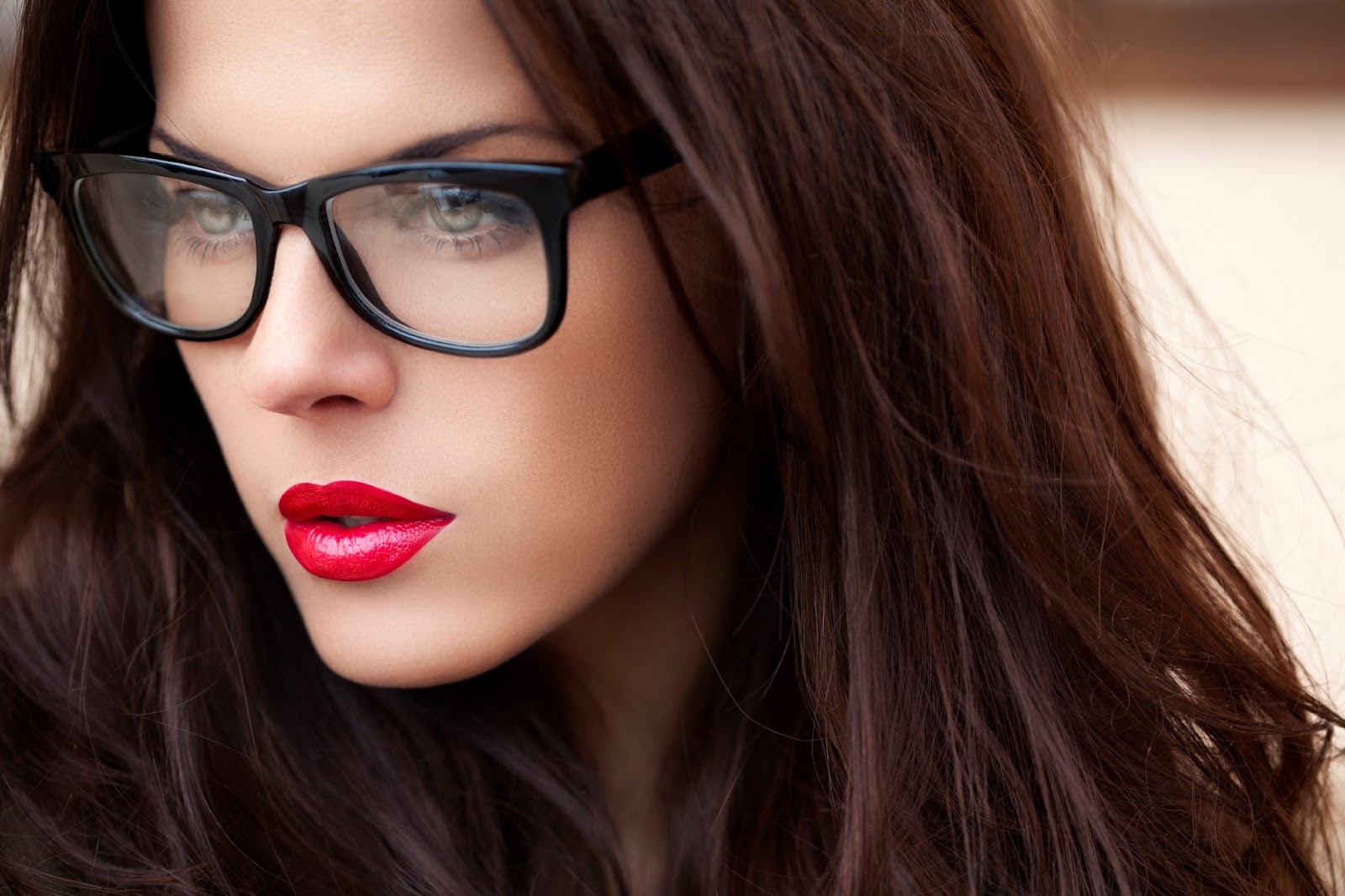 7 Makeup Tips For Girls Who Wear Glasses | Diva Likes