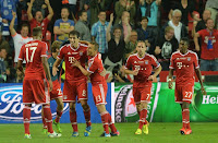 Bayern vence Supertaça Europeia; Guardiola bate Mourinho e conquista 1.º título pelos bávaros; Vitória final (apenas nas grandes penalidades) sorriu aos alemães depois de um encontro bastante disputado, com Hazard, Ribéry e Cech em grande Bayern vence Supertaça Europeia; Guardiola bate Mourinho e conquista 1.º título pelos bávaros; Vitória final (apenas nas grandes penalidades) sorriu aos alemães depois de um encontro bastante disputado, com Hazard, Ribéry e Cech em grande
