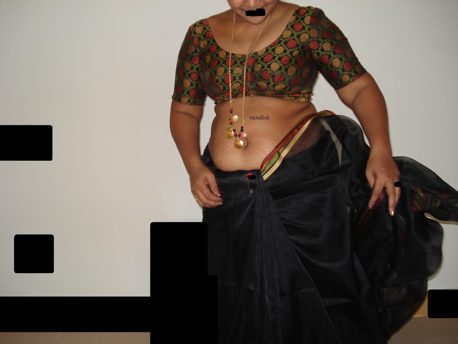 Aishwarya Rai Neeta Bhabi Black Saree Stripping
