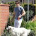 O James με το σκύλο του!....