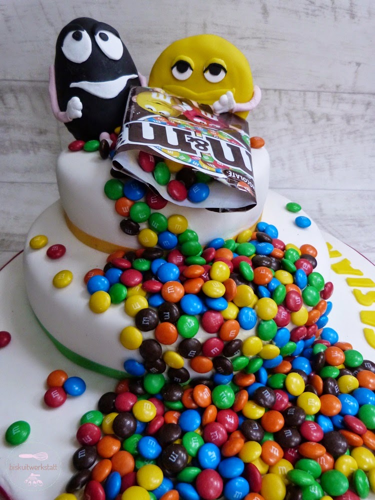 zweistöckige M&amp;MTorte mit Fondant und einer gefühlten Tonne M&amp;Ms