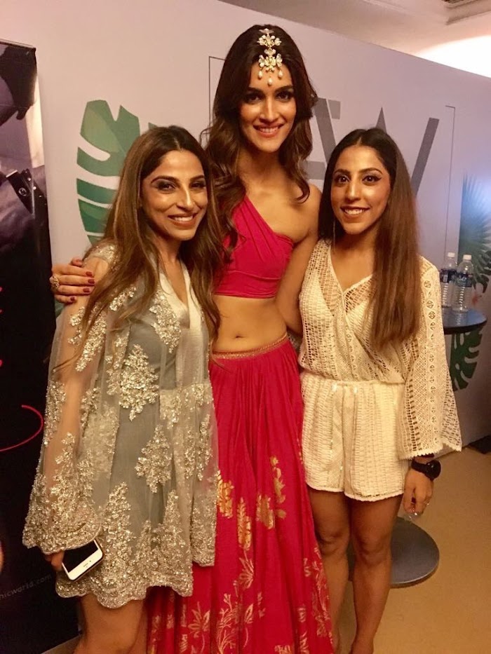 Kirti Sanon Sexy Ramp Walk in IBFW-Navel Show