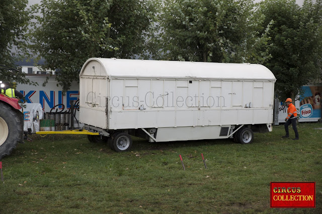 Devant le chapiteau, les employés du cirque Knie installent le grand et le petit buffet puis montent la tente d'entrée du cirque. ( Bulle le 24 septembre 2018 ) photo Philippe Ros