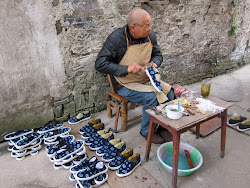 Ici, on fabrique des chaussures sur la rue !