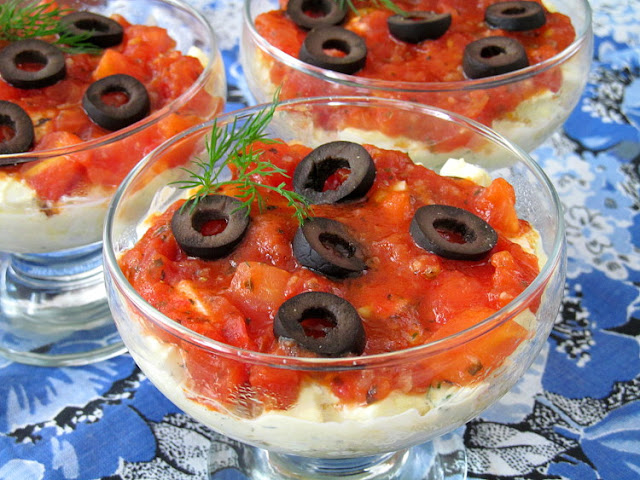 Яичный салат с соусом из помидор