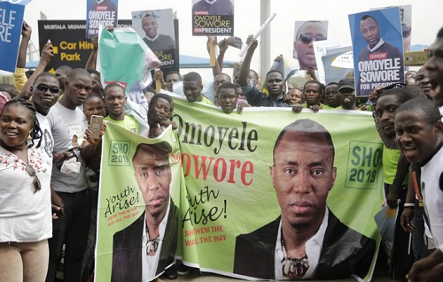 Crowd shuts down airport to welcome Presidential aspirant Omoyele Sowore