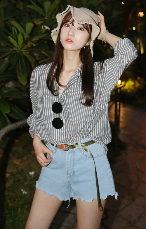[66girls] Frayed Hem Denim Shorts﻿ | KSTYLICK - Latest Korean Fashion ...
