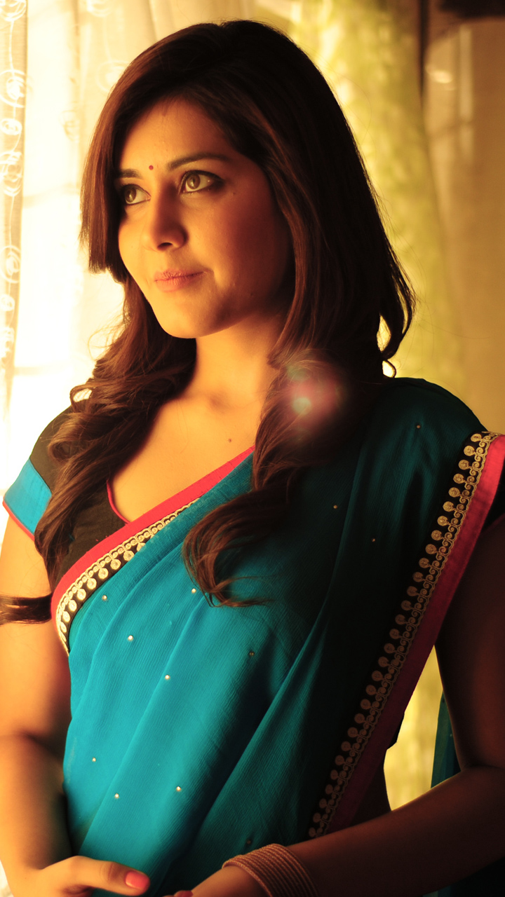 Rashi Khanna Height, Age, Birthday, Family, Biography, Affairs, Husband