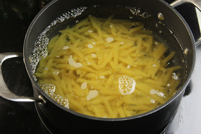 macarrones-de verano  cocer la pasta