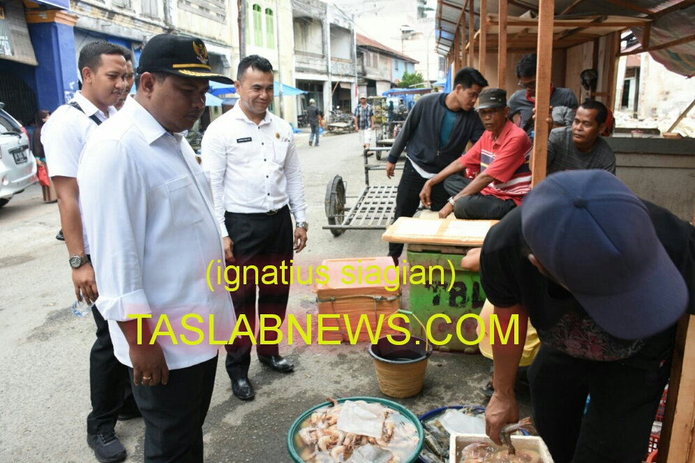 Walikota Tanjungbalai HM Syahrial, SH, MH saat meninjau Pasar Ikan di Jalan Veteran, Kota Tanjungbalai,  Rabu (8/8) Walikota Tanjungbalai HM Syahrial, SH, MH saat meninjau Pasar Ikan di Jalan Veteran, Kota Tanjungbalai,  Rabu (8/8)