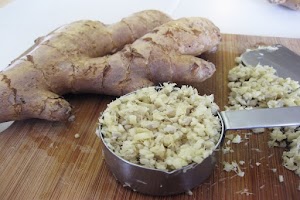 Le gingembre chauffé traite les douleurs au dos et à la taille