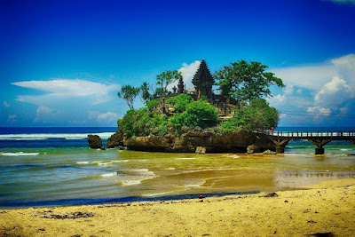 Wisata Pantai Paling Populer dan Menawan di Malang Selatan pantai balekambang