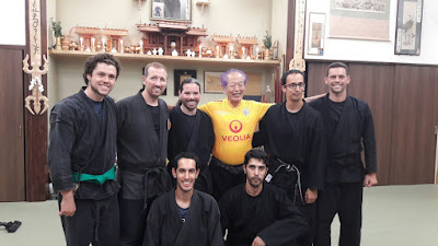 Alejandro J. Santos junto a Hatsumi Sensei tras aprobar el Sakki Test