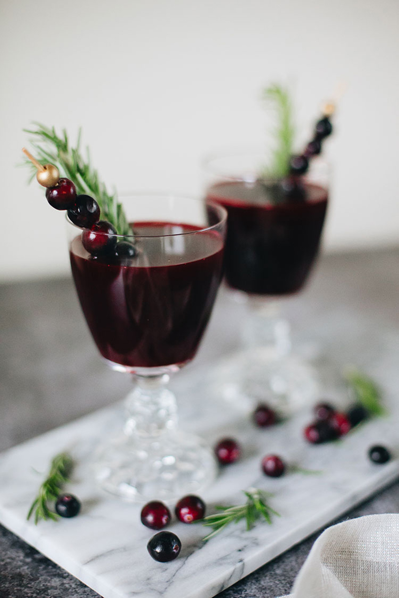 8 Cocktails To Serve At Your Upcoming Holiday Festivities | Kayla Lynn