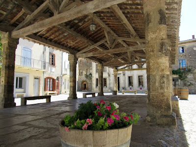 Ruta en coche por País-Cátaro-Francia Antiguo mercado cubierto de Lagrasse. Ruta por el País de los Cátaros. Francia
