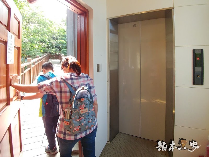 苗栗飛牛牧場親子住宿|牧場原墅家庭房|森林芬多精相伴的童趣屋