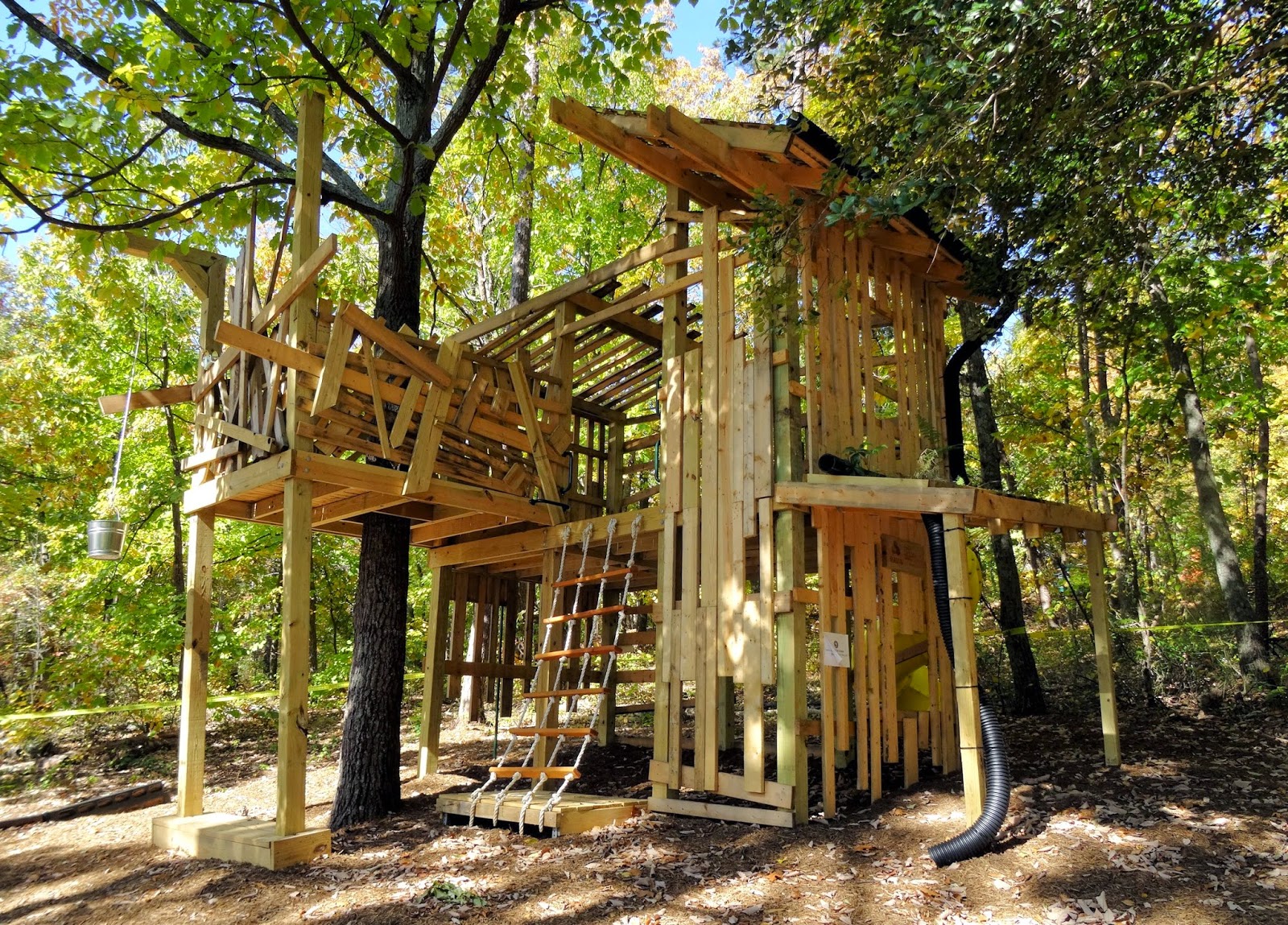 Femme au foyer Treehouses and the fall harvest festival at the RMSC