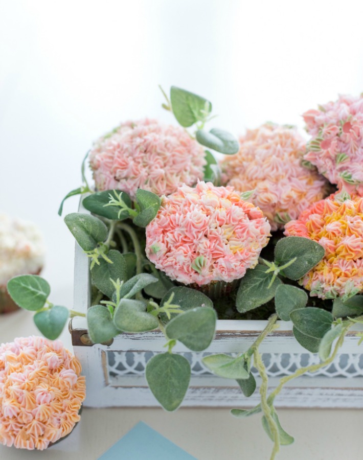 Cesta con flores de magdalenas para el Día de la Madre