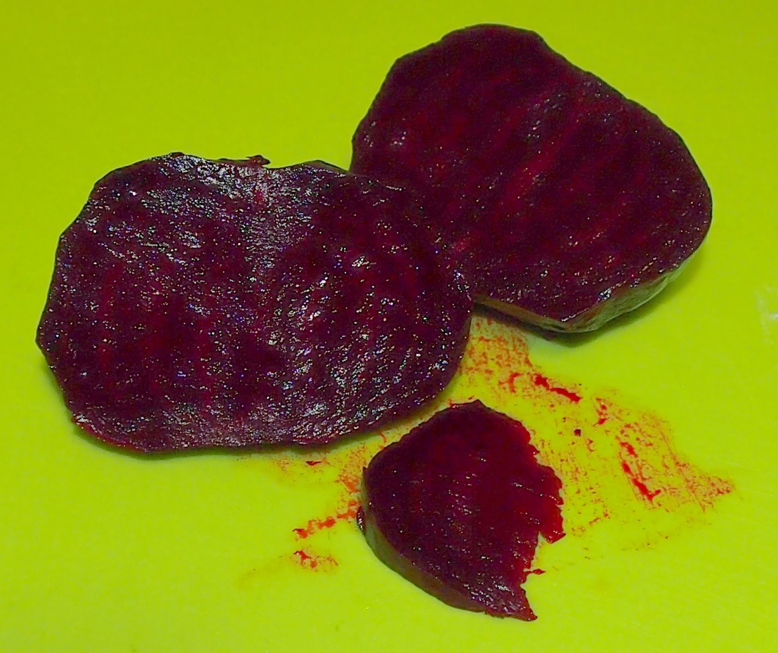 Печеная свекла. Свекла в духовке. Запеченная свекла кубиками. Как запечь свеклу для шубы. Запеченная свекла.