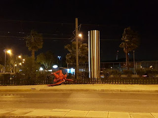 Δήμαρχος Φαλήρου: Παρακρατικοί έριξαν το γλυπτό "Phylax" - Κατέστρεψαν τον Φύλακα στο Παλαιό Φάληρο – Κουκουλοφόροι το έδεσαν και το έριξαν στον δρόμο