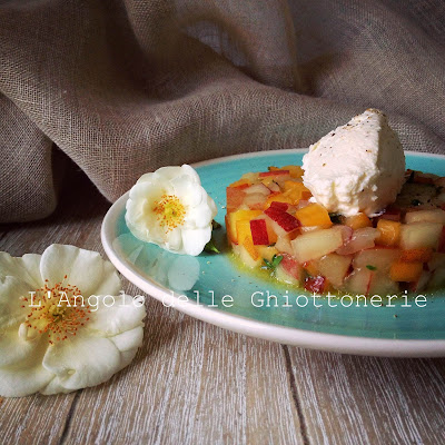 tartare di pesca bianca e gialla al timo con quenelle alla robiola