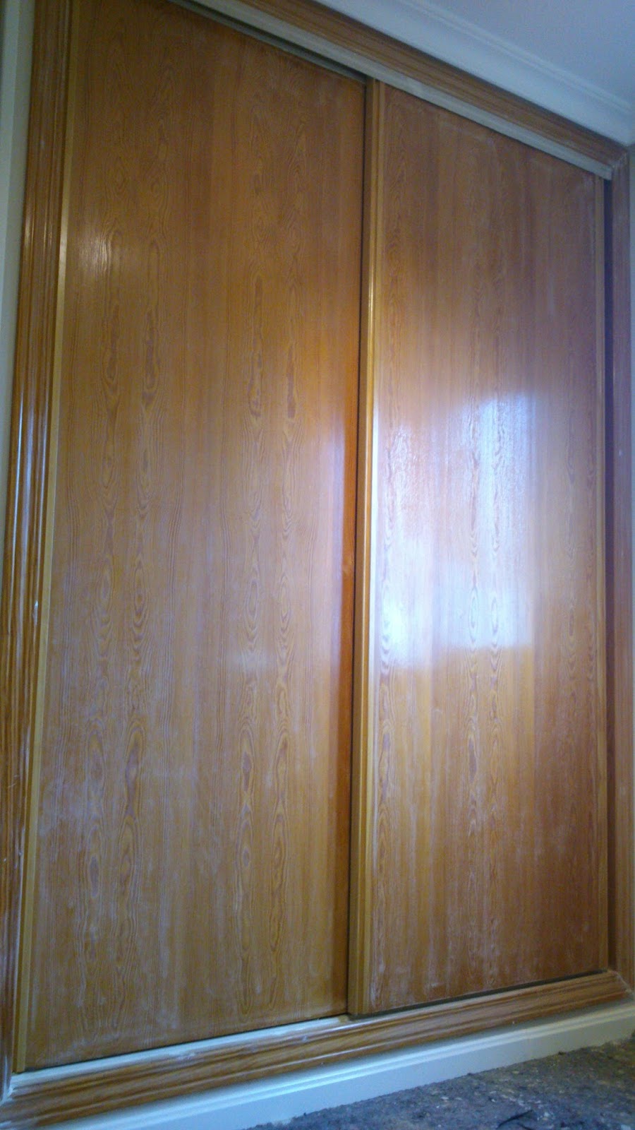 A y A pintura y decoración: Cómo transformar un armario en color pino a