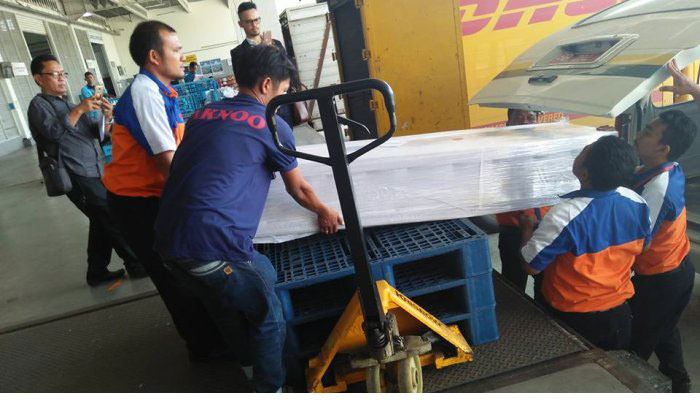 Jenazah TKW asal Sumut yang diperkosa dan dibunuh di Malaysia saat tiba di Bandara Kuala Namu Jenazah TKW asal Sumut yang diperkosa dan dibunuh di Malaysia saat tiba di Bandara Kuala Namu