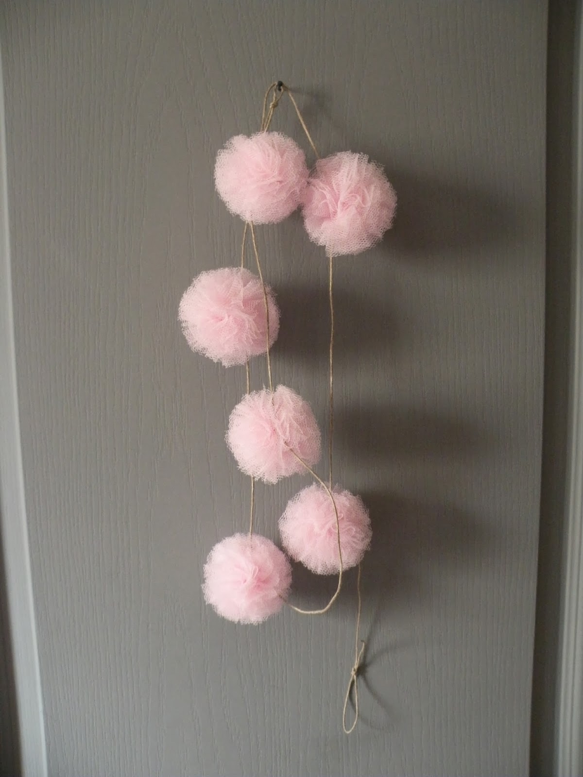 Guirlande Pompons Fil De Fer & Perles Bois – Vert Et Blanc, Décoration Murale Chambre Enfant, Salle De Classe