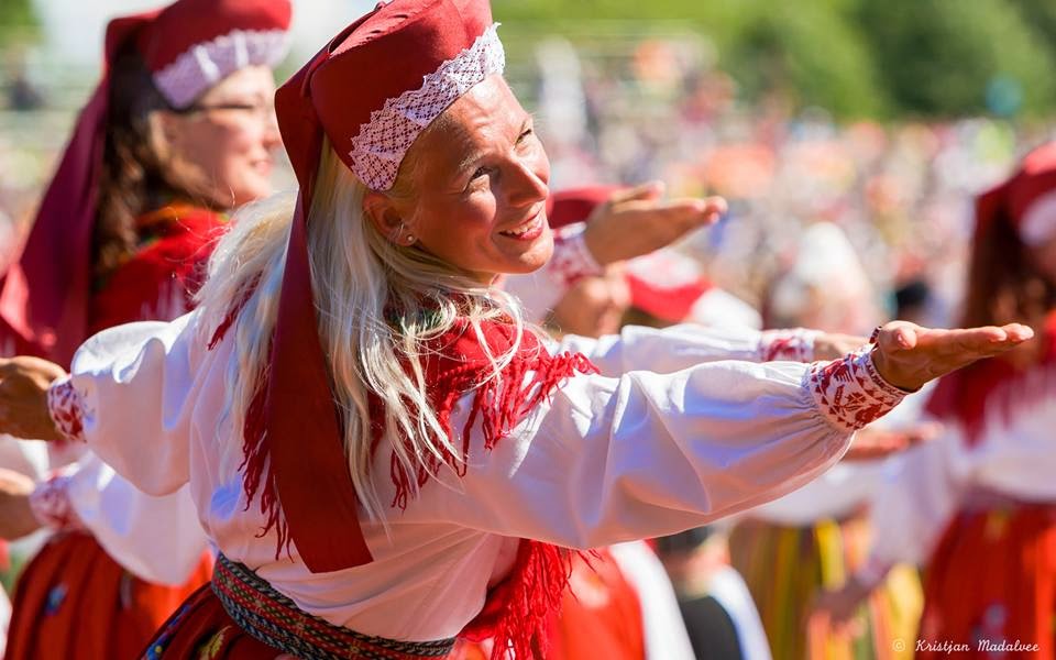 праздник песни любые. певческий праздник в эстонии. праздники в эстонии 2022. праздник песни. национальные праздники и фестивали эстонии.
