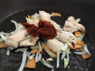 レッドカレーペーストを加える