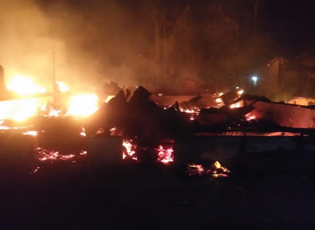 Api yang membakar 15 rumah warga di Labusel. Api yang membakar 15 rumah warga di Labusel.