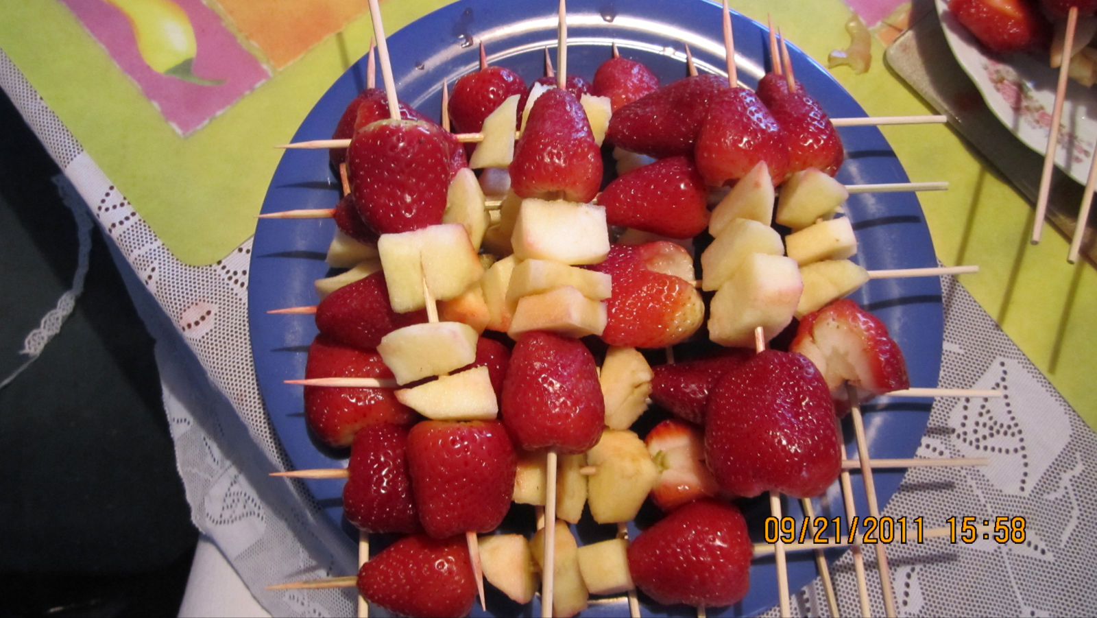 BROCHETAS DE FRESA Y MANZANA BAÑADAS EN CHOCOLATE
