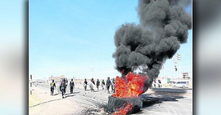 Policía dispersa con bombas a maestros que bloquearon carretera en Puno Policía dispersa con bombas a maestros que bloquearon carretera en Puno