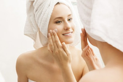 Préparer la crème naturelle avec de l'acide hyaluronique contre le relâchement cutané Préparer la crème naturelle avec de l'acide hyaluronique contre le relâchement cutané