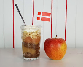 Rezept: Æblekage﻿ - der dänische Apfelkuchen, der keiner ist. Sondern ein total leckeres Apfeldessert! Auf Küstenkidsunterwegs erzähle ich Euch die Geschichte dazu und verrate, wie man diesen Apfel-Nachtisch aus Dänemark zubereitet.