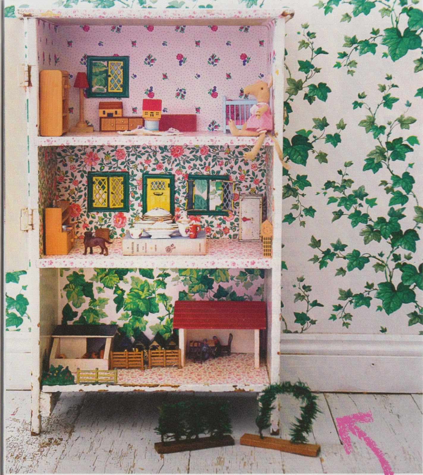 кукольный домик своими руками. подвесной кукольный домик. декор стен для кукольного домика. окно для кукольного домика. домик для куклы комнаты.