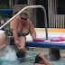 Mulher se depila em piscina de hotel e provoca revolta, veja o vídeo