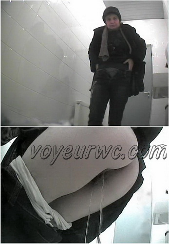 Voyeur WC 140301-31 (Women gets recorded peeing at a public toilet)