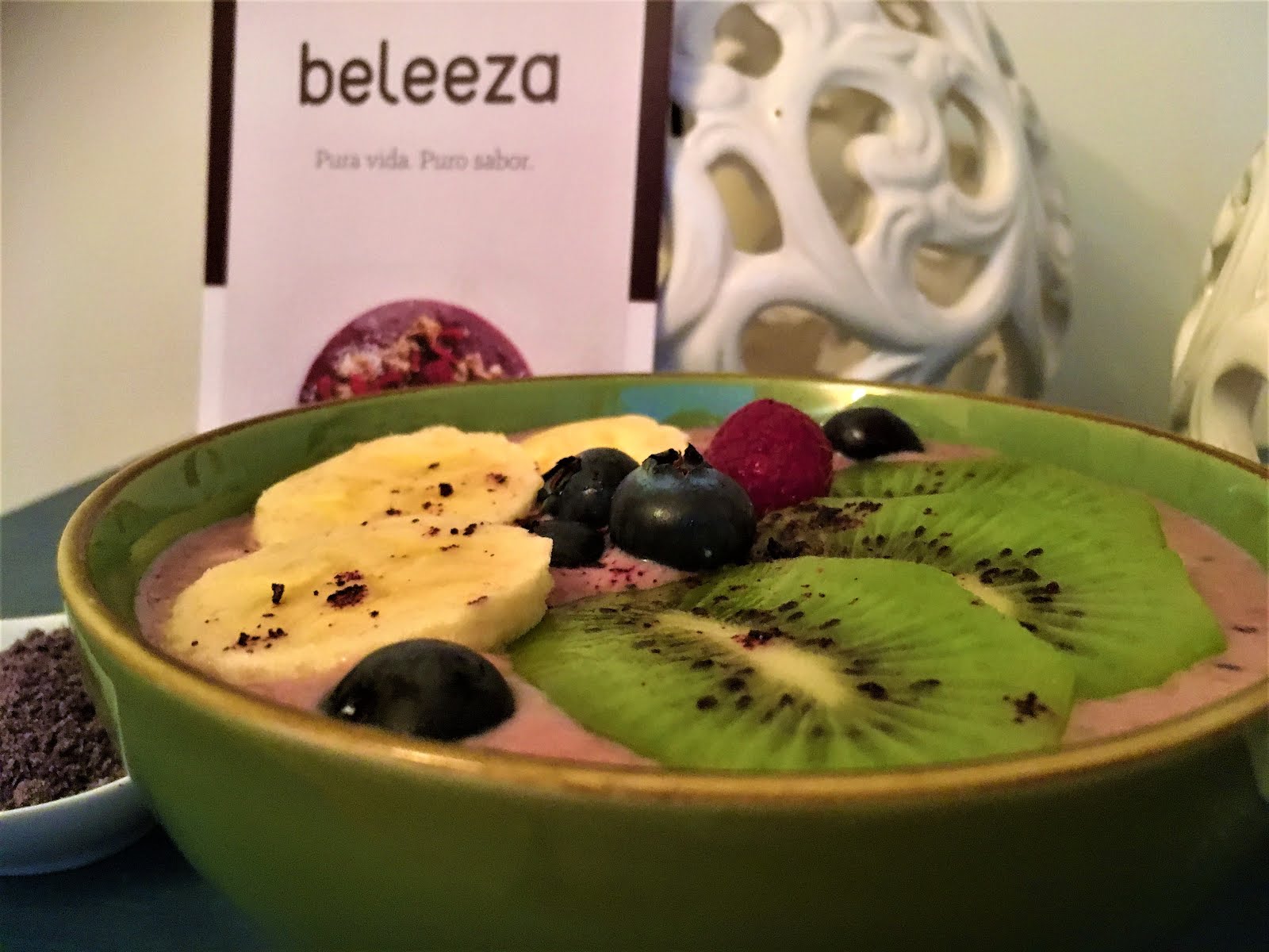 Açaí de beleeza con yogur de frutas del bosque