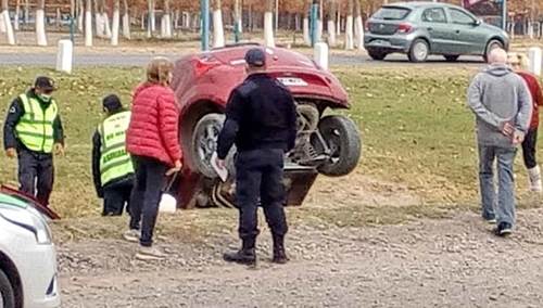 Cayó a un desagüe tras perder el control de su auto Cayó a un desagüe tras perder el control de su auto