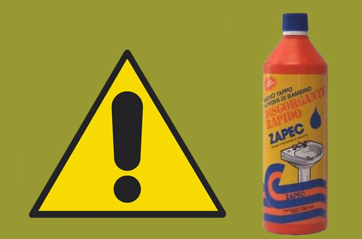 Bambino beve acido solforico a causa del tappo difettoso della bottiglia del dirgorgante. Bambino beve acido solforico a causa del tappo difettoso della bottiglia del dirgorgante.