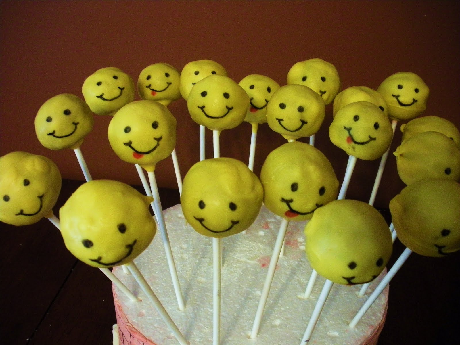 Sugar &amp; Spice Sweets: Smiley Face Cake Pops