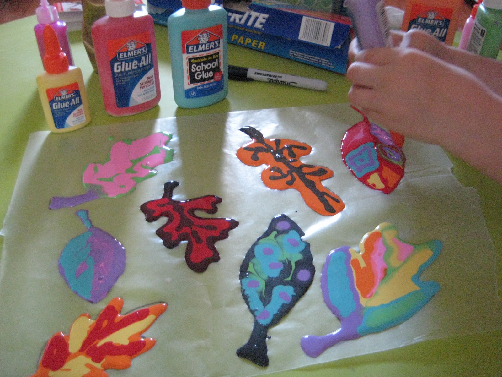 Pink and Green Mama: * Fall Fun: Making Leaves With Elmer's Glue and
