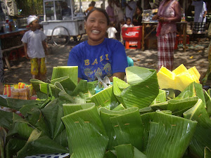 PACKAGES OF NASI GORENG, EARLY MORNING SELLER IN LOVINA