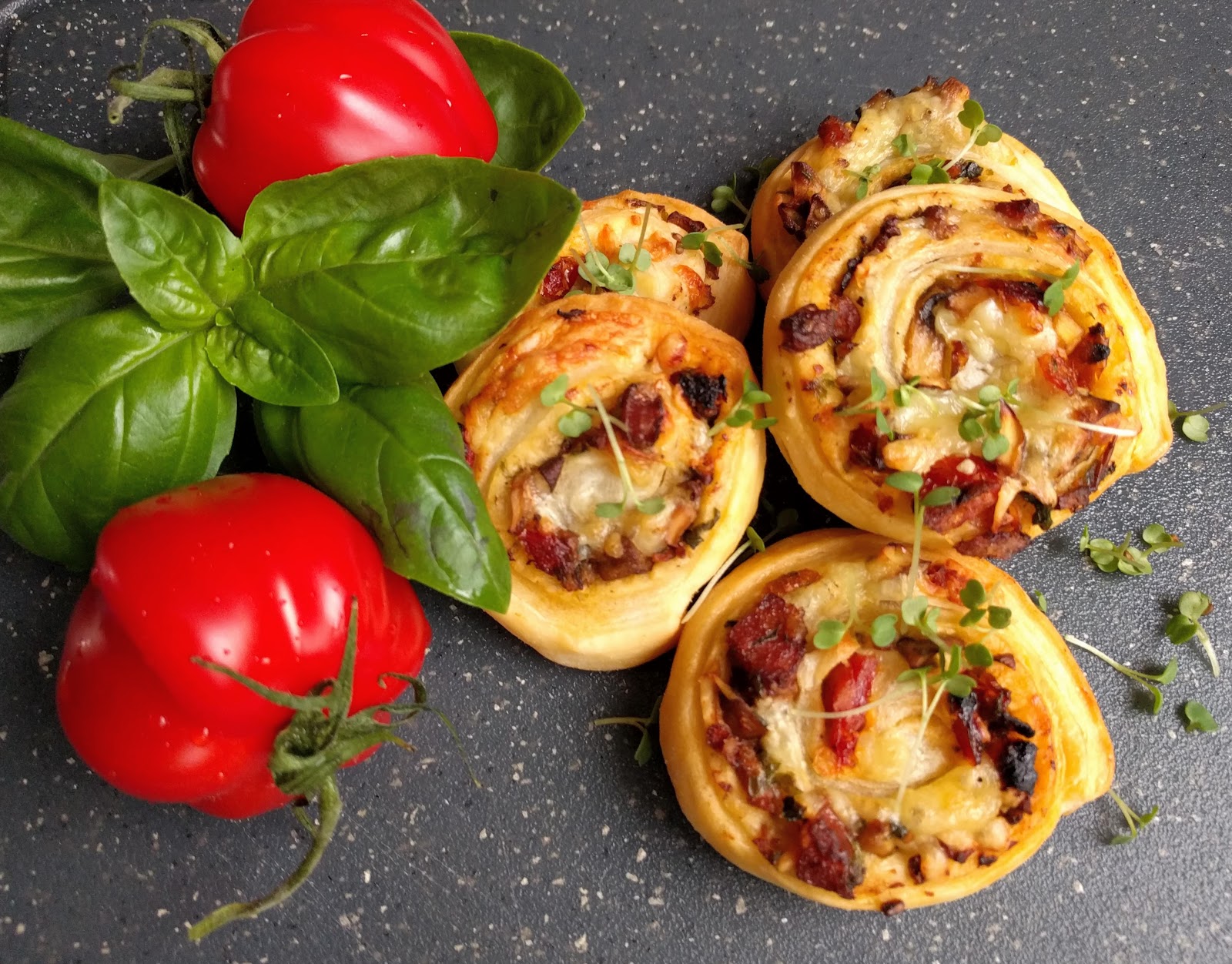 - Pikante Blätterteigschnecken