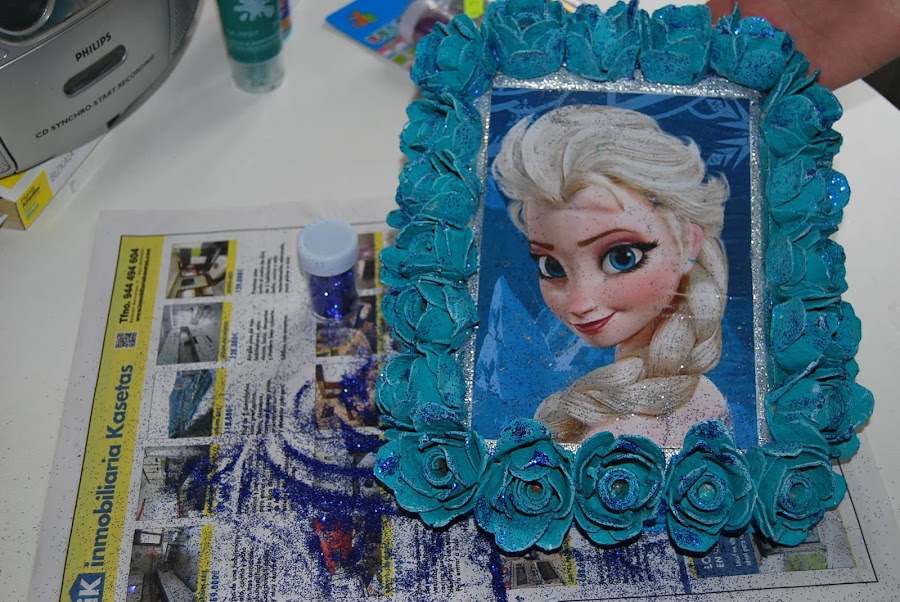 cuadro con flores de carton de huevos.