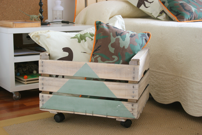 Decorar en familia: Diy juguetero con caja de fruta de madera8