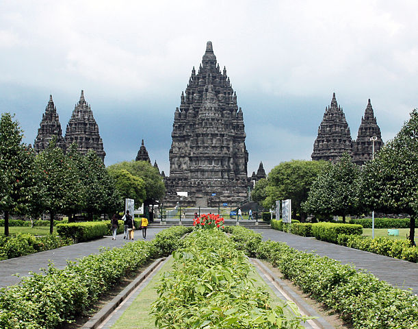 Candi adalah salah satu contoh bentuk akulturasi budaya hindu – budha dengan budaya asli indonesia k