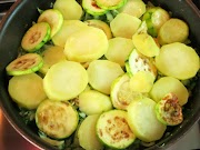 A camada de batata e courgete